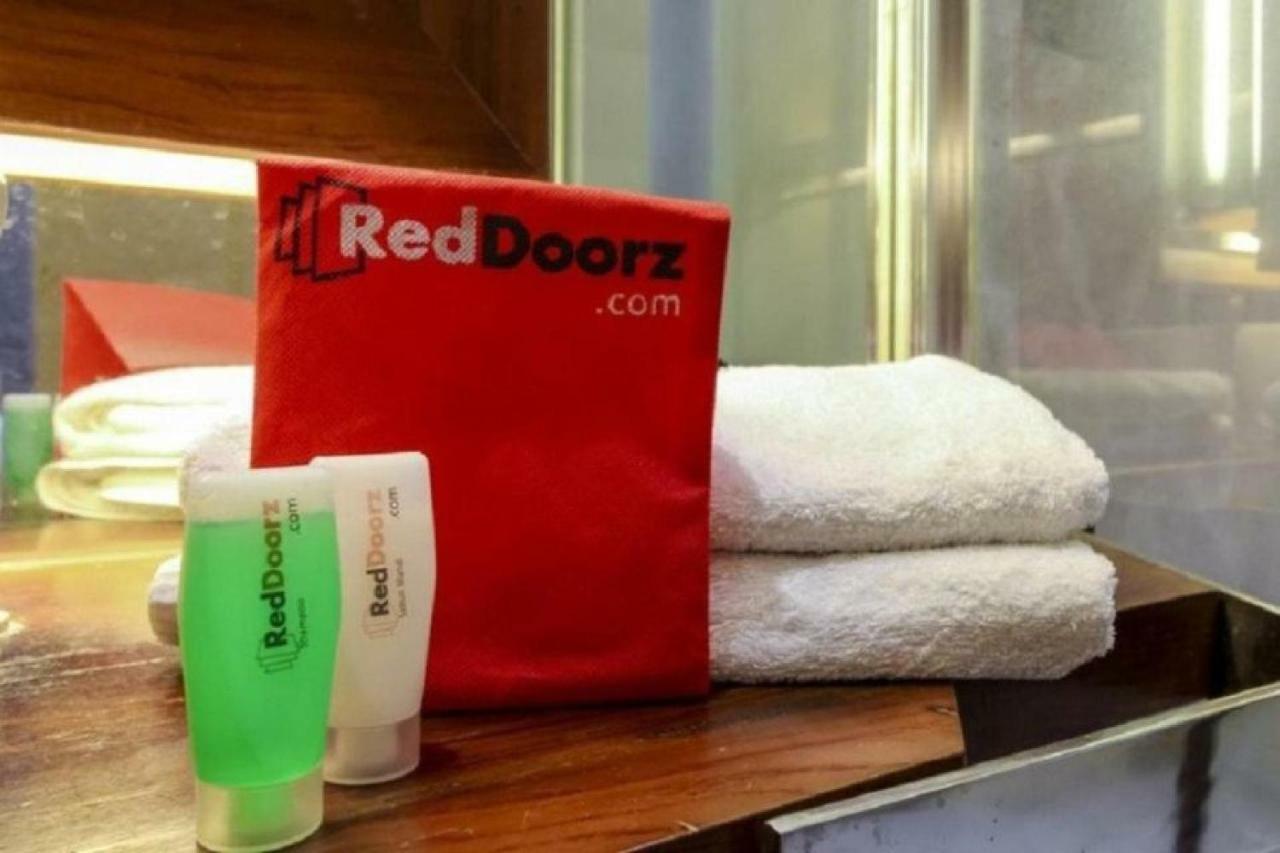 RedDoorz @ Supratman Street Hotel Bandung Exterior foto